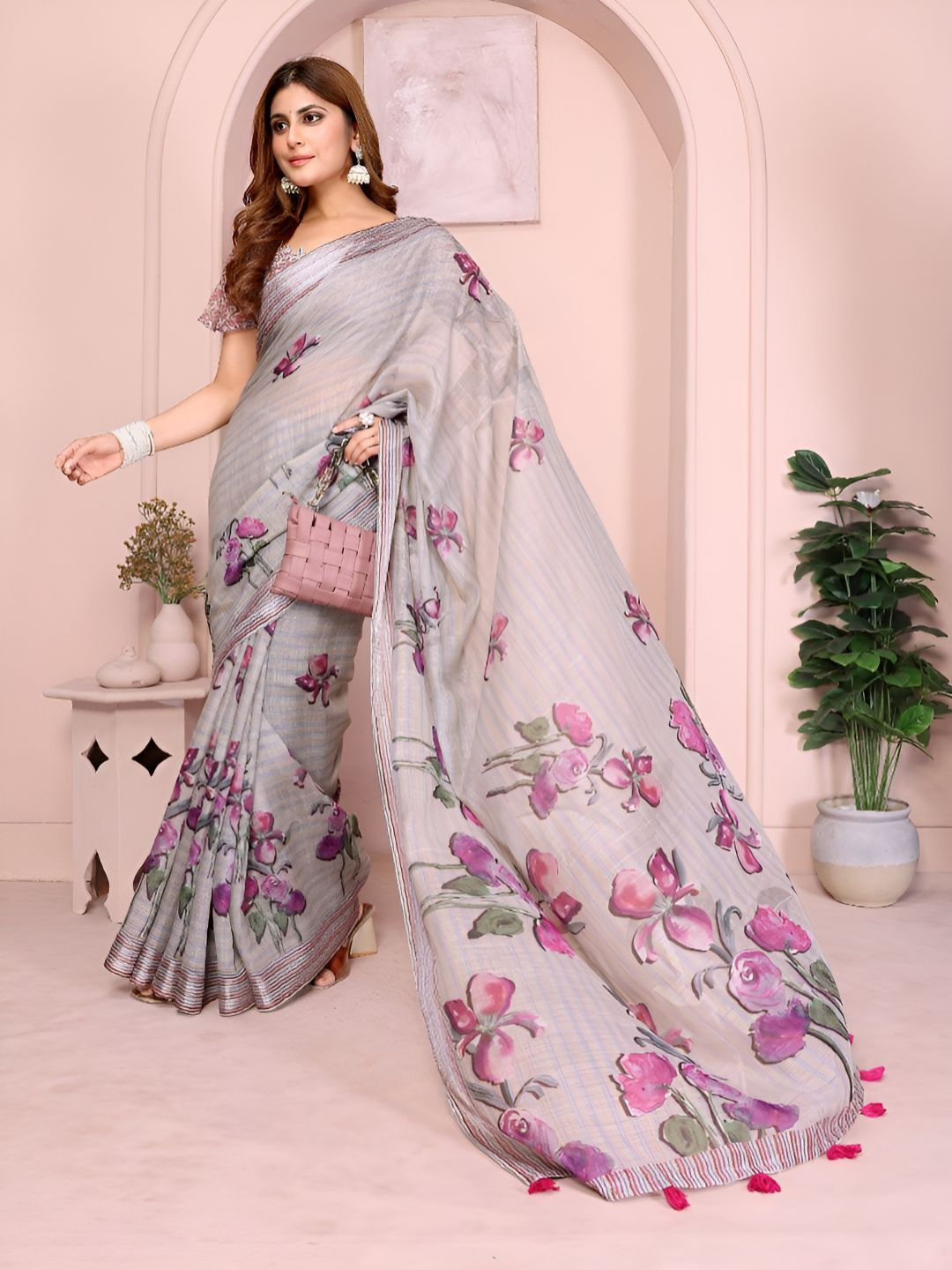 TRUSTED RAJVEER Floral Printed Striped Border Saree With Blouse Piece