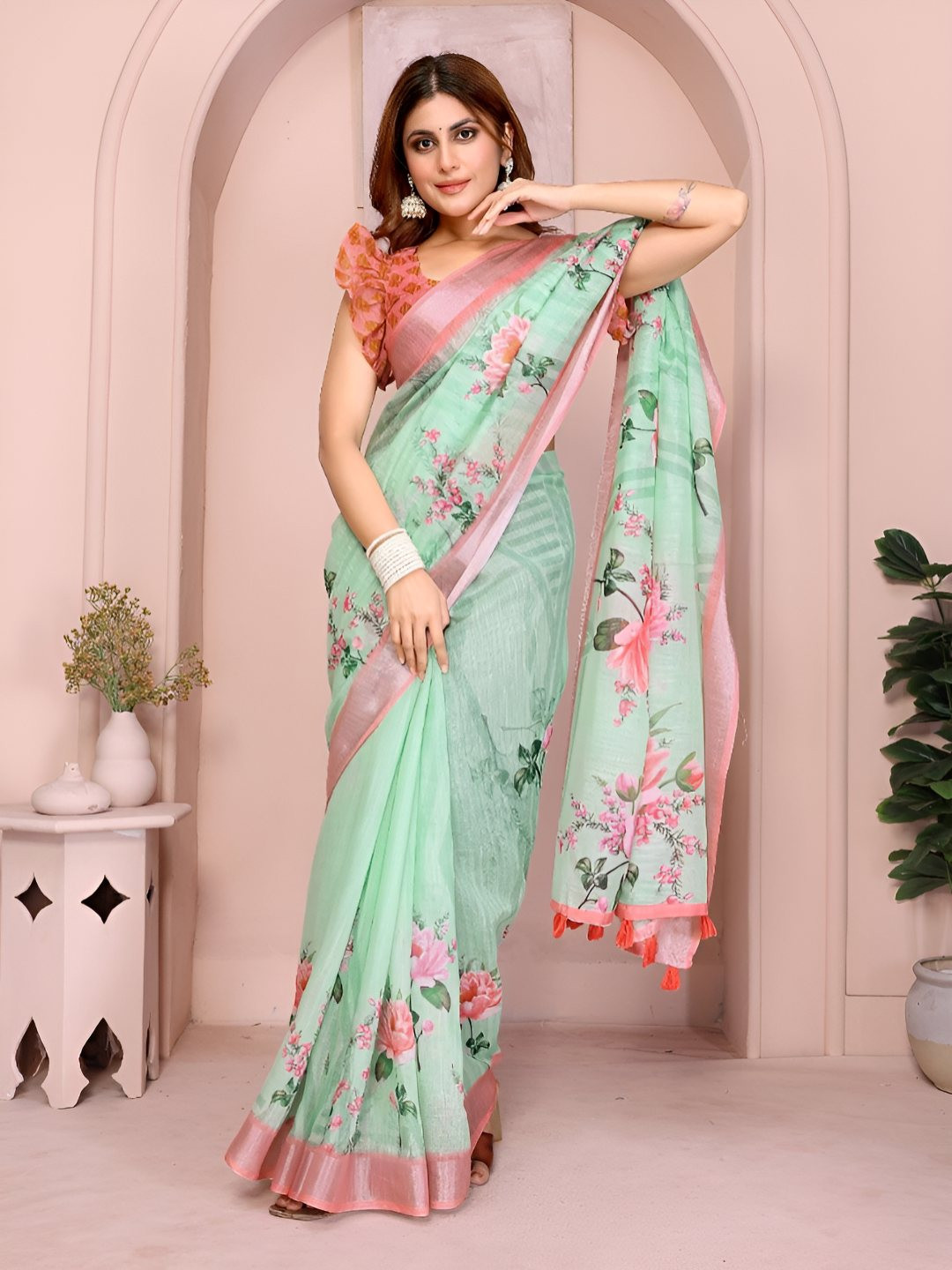 TRUSTED RAJVEER Women Floral Printed Pastels Saree