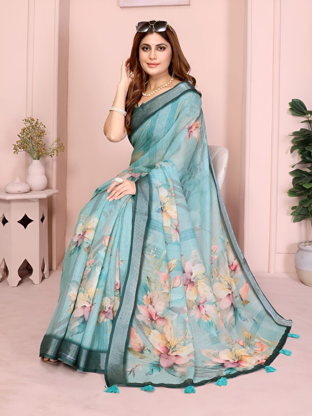 TRUSTED RAJVEER Women Floral Printed Zari Border Saree