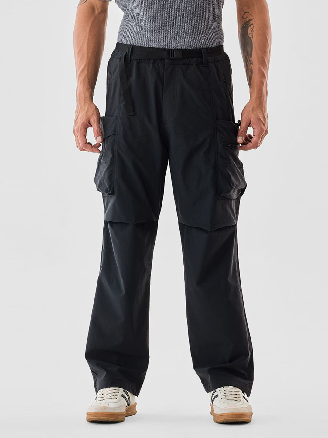 Snitch Men Black Mid-Rise Relexed Fit Cargo Pants
