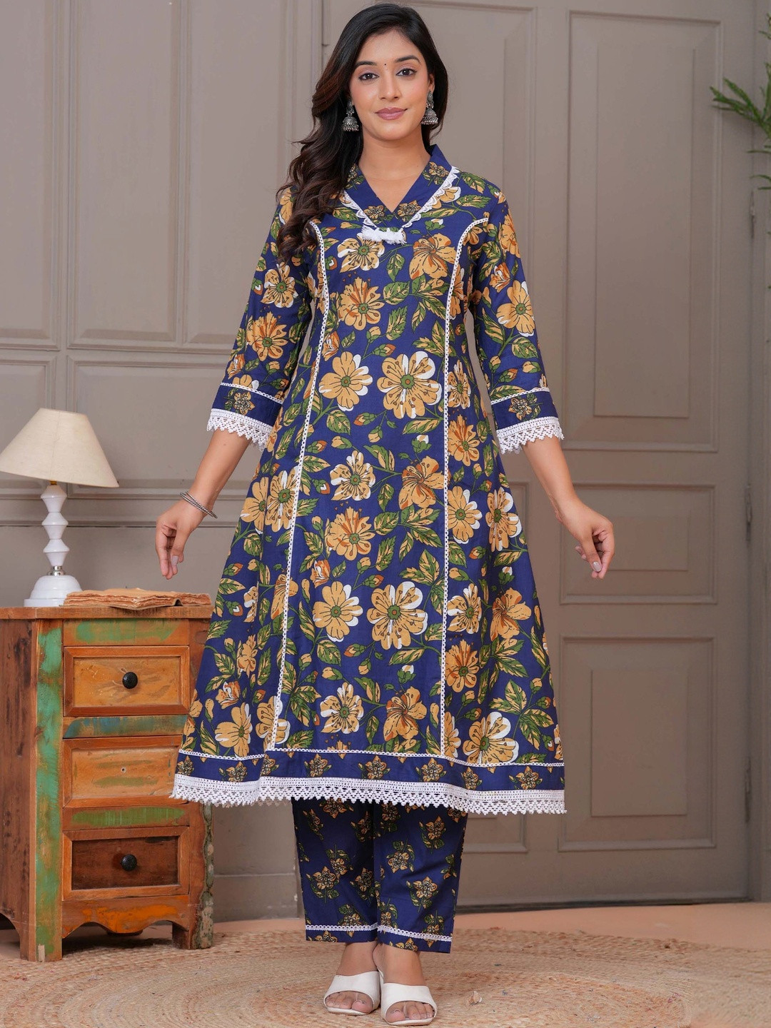 Shri pradha Women Floral Printed V-Neck Pure Cotton A-Line Kurta With Trouser