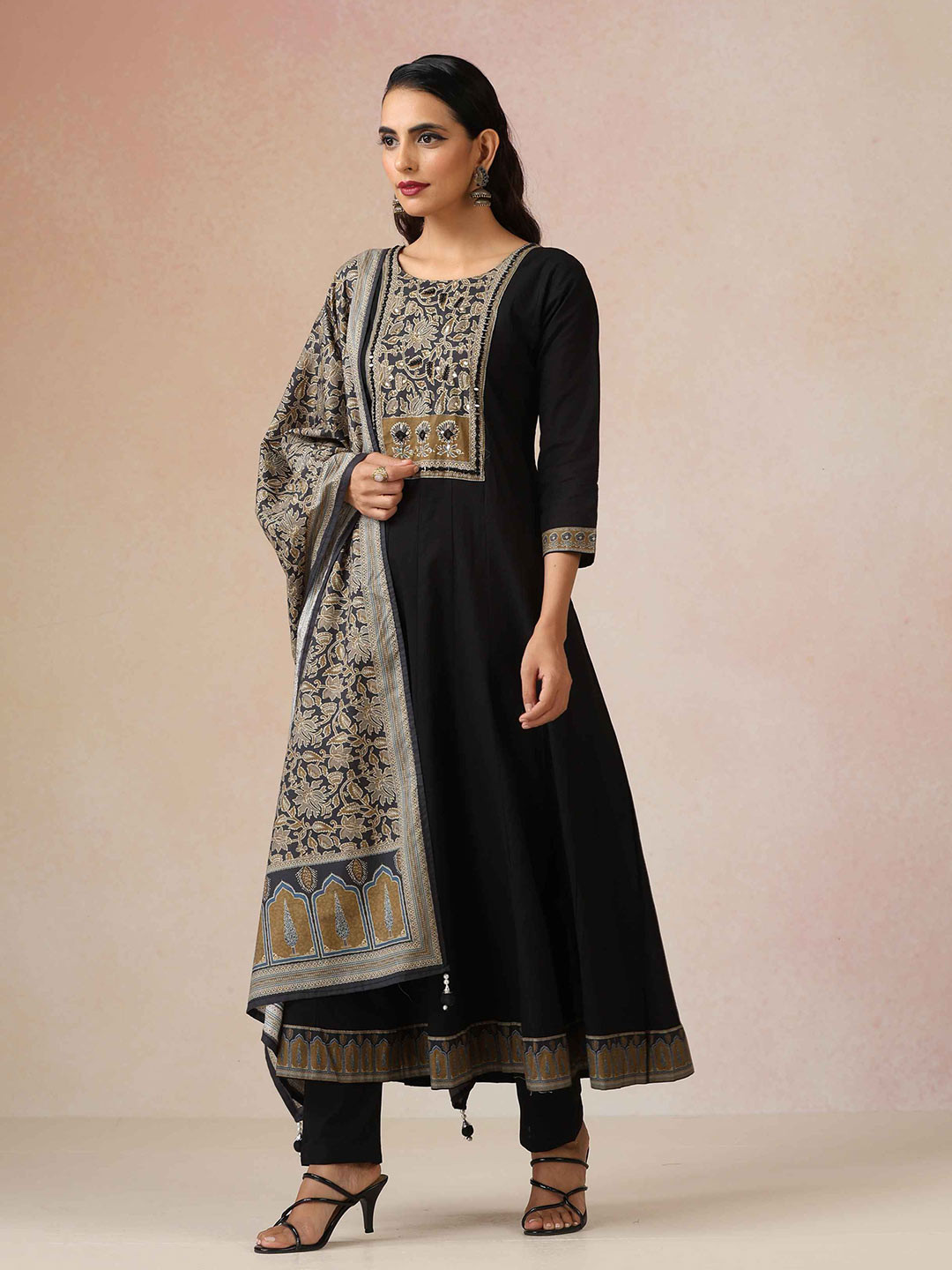 trueBrowns Women Embroidered Regular Kalamkari Kurta with Trousers & With Dupatta