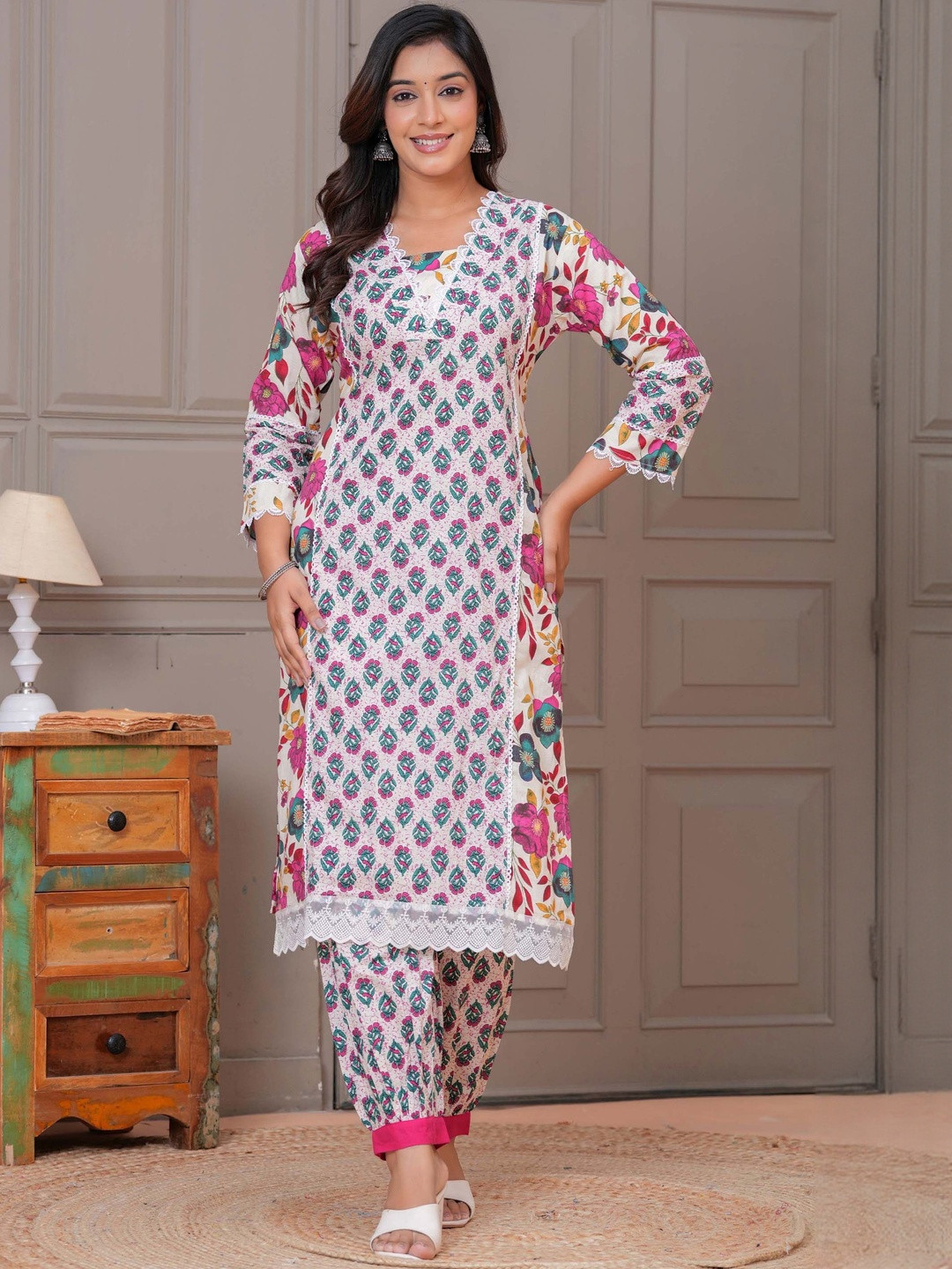 Shri pradha Women Pure Cotton Floral Kurta Set