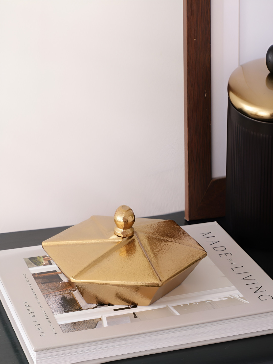 Decor de Maison Textured Container With Lid