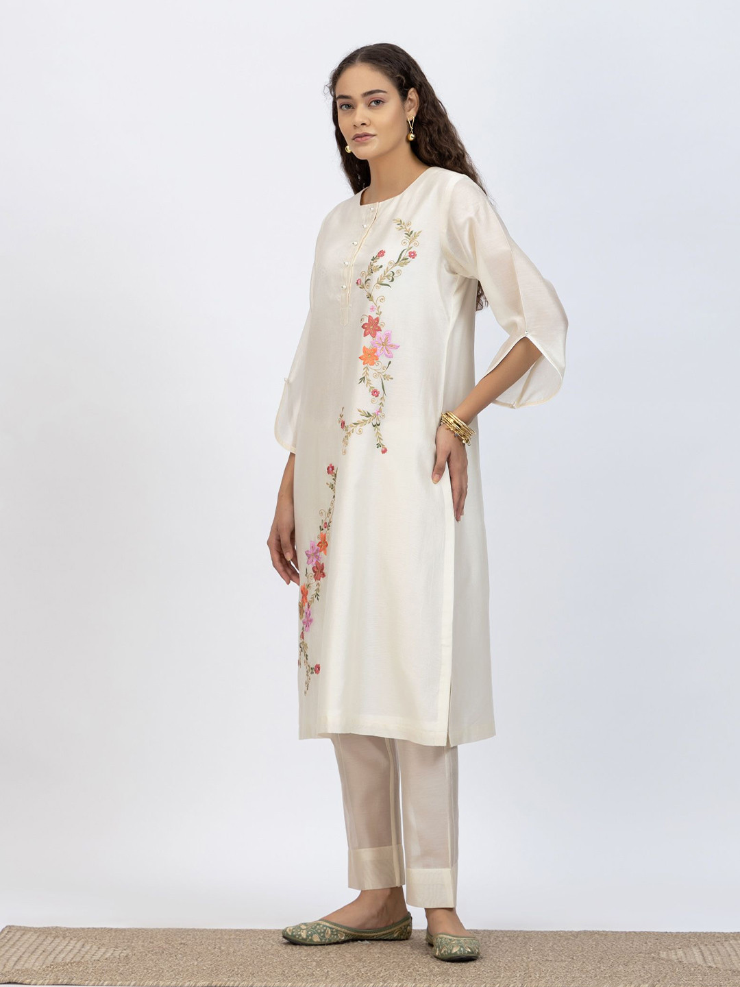 SMRITI GUPTA Women Floral Embroidered Daily Straight Kurta