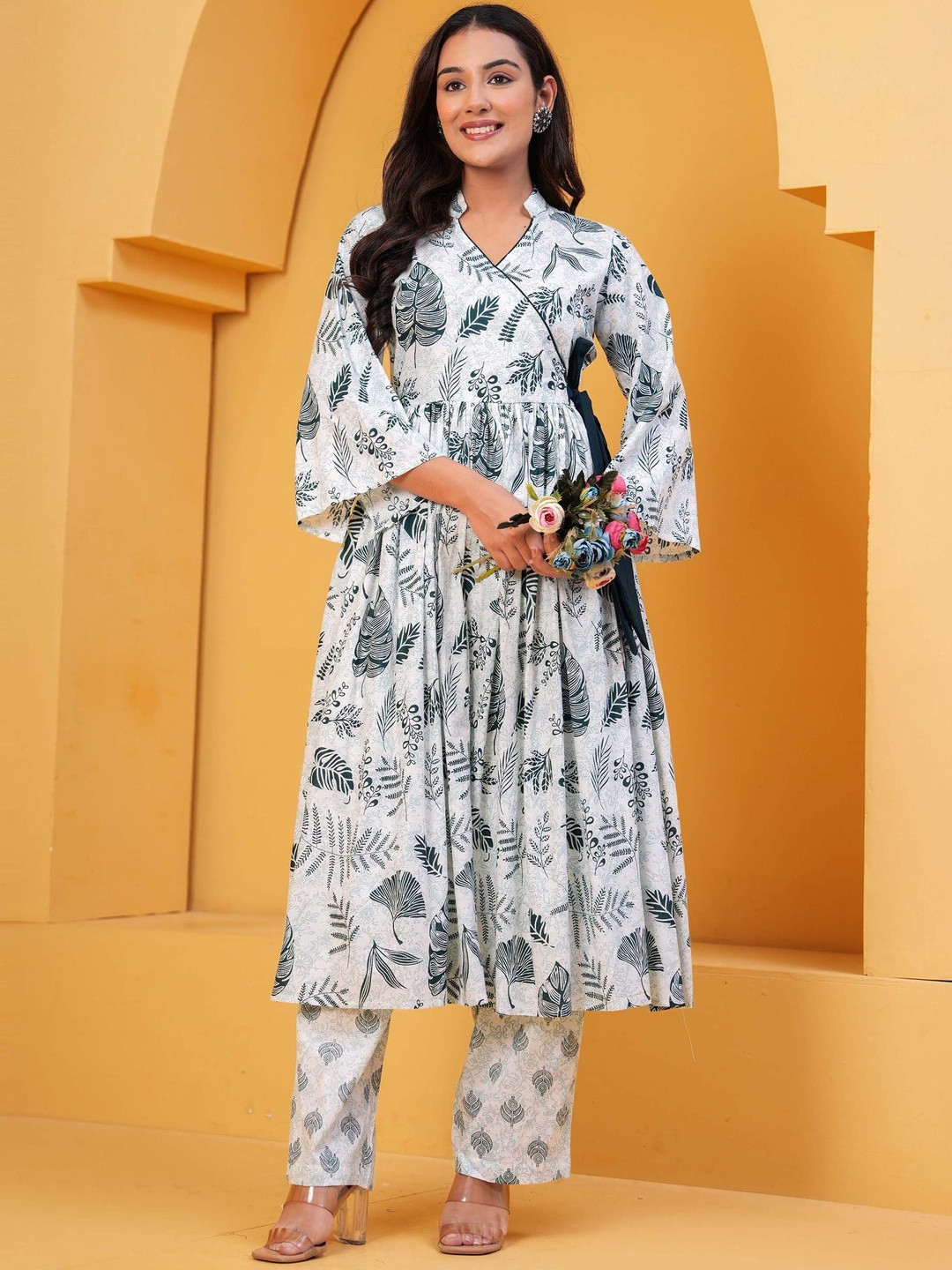 Shri pradha Women Pure Cotton Floral Kurta Set