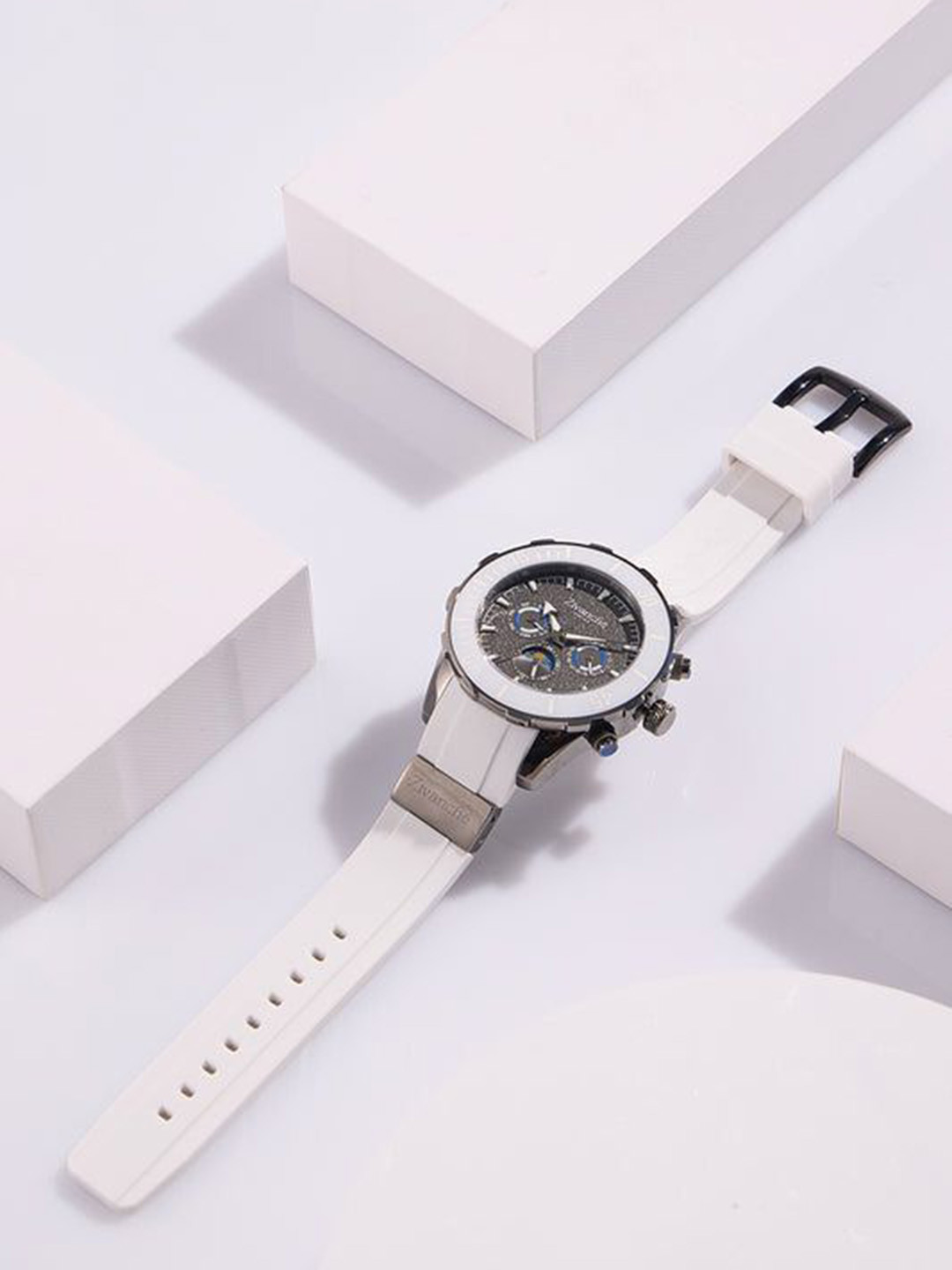 ZAADRAN Men Round Dial & Textured Straps Analogue Watch Moon Landing -White