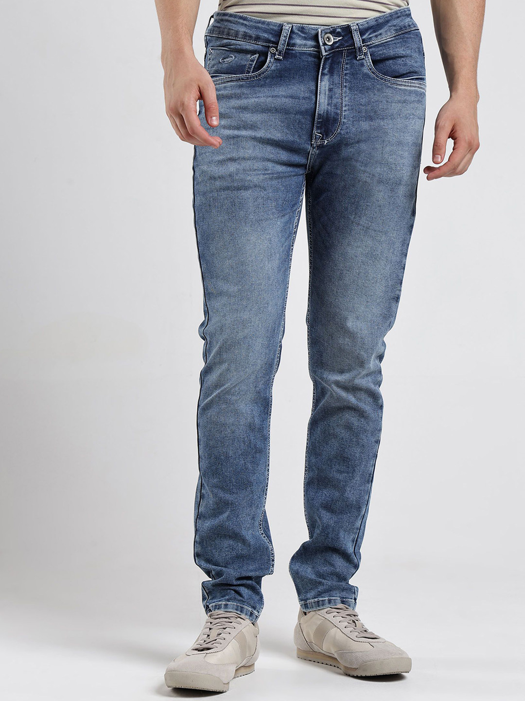 Crocodile Men Slim Tapered Fit Mid-Rise Light Fade Stretchable Cloud Washed Jeans