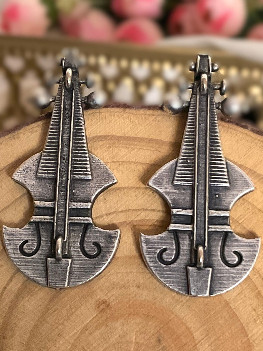 MOHATI Women Violin Studs Earrings