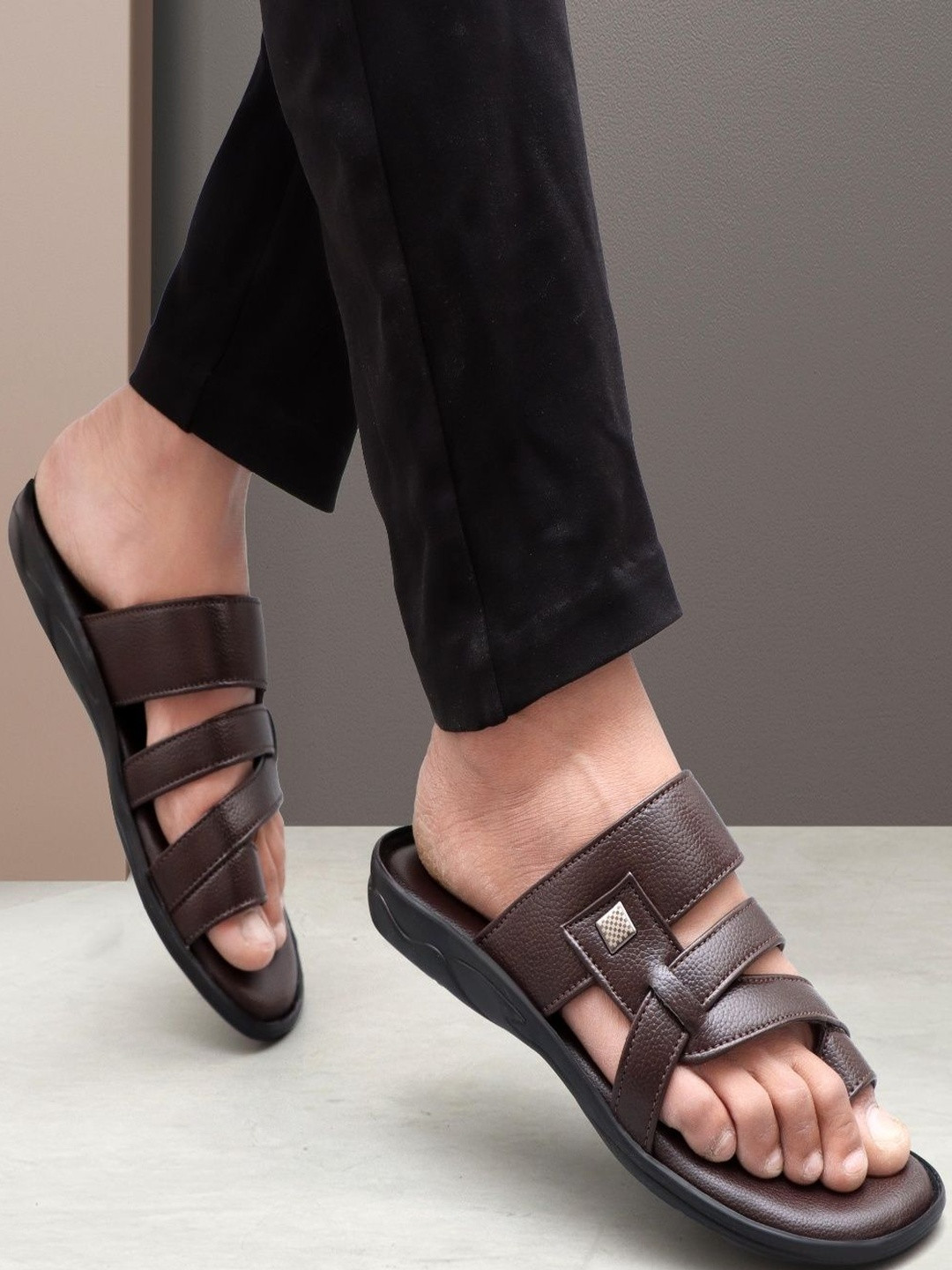 The arwah Men Textured Slip-On Toe-Ring Sandals