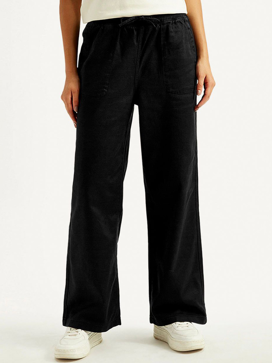 Levis Women Classic Straight Fit Mid-Rise Flat-Front Regular Trousers