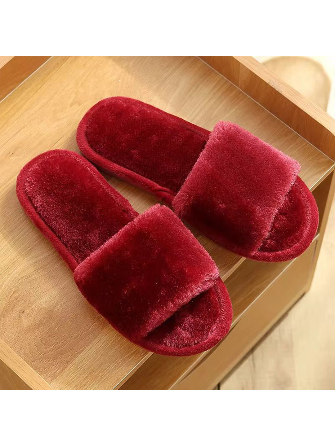 WOLVESDEN Women Self Design Room Slippers