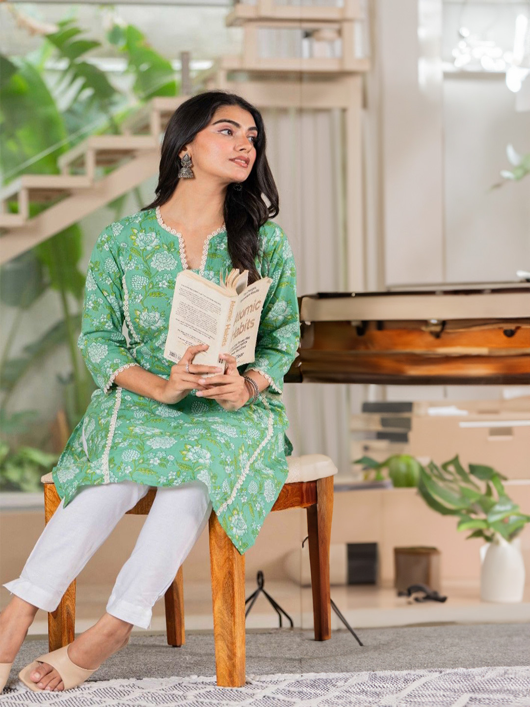 Queens Closet Floral Printed Notch Neck Panelled Straight Cotton Kurta