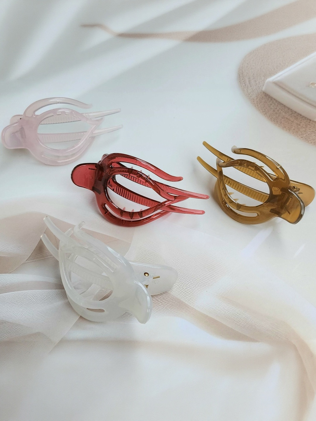 DIVASTRI Women Set of 4 Transparent Strong Hold Flat Bun Claw Clip