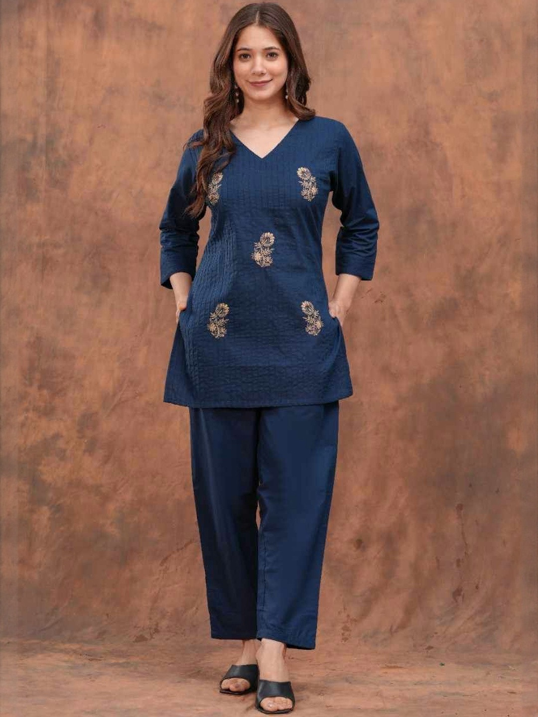VIPY HANGER Women Ethnic Motifs Embroidered Thread Work Cotton Kurti with Trousers