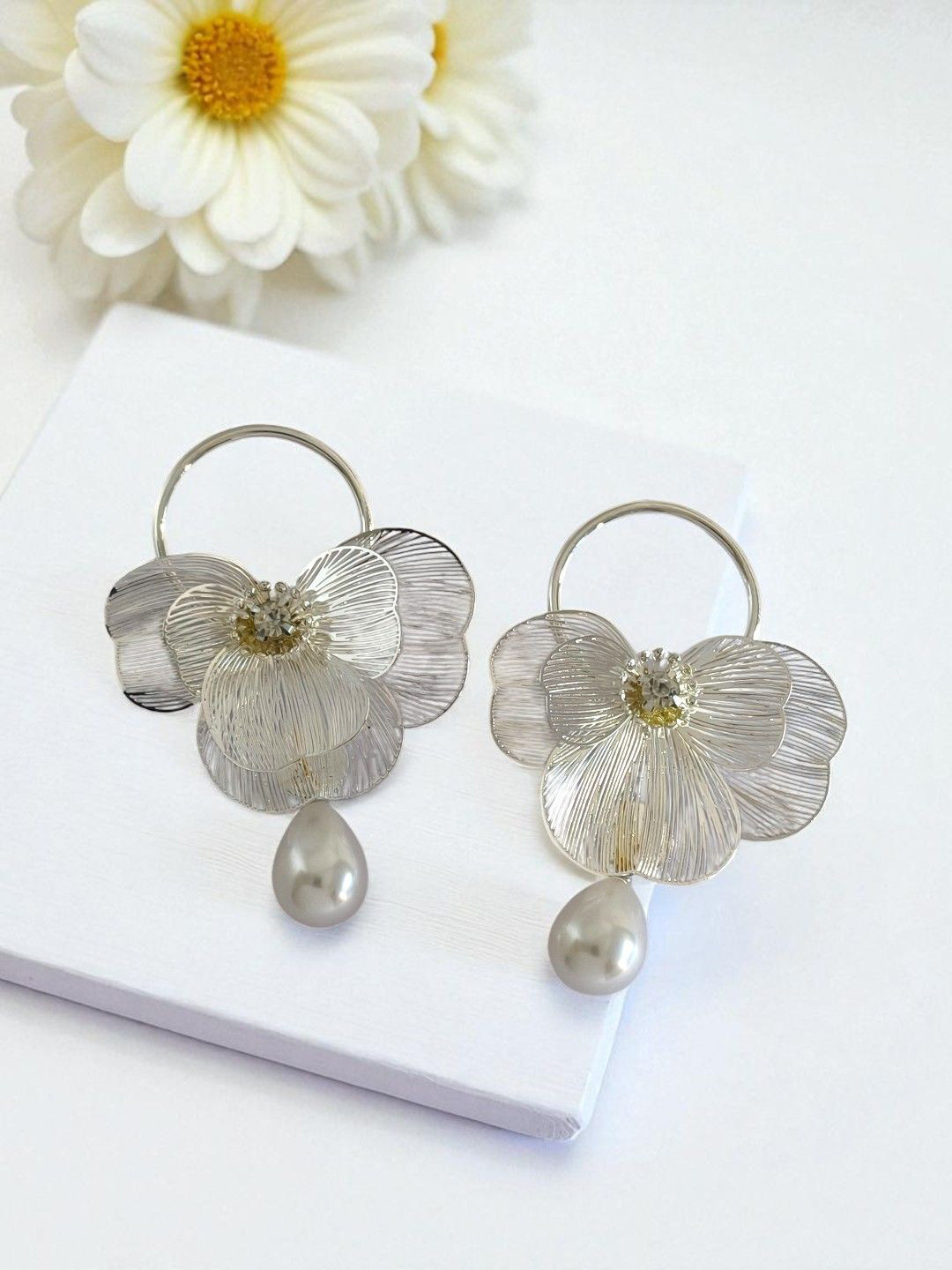 AVANT-GARDE PARIS Silver-Plated Artificial Stones And Pearls Beaded Floral Drop Earrings