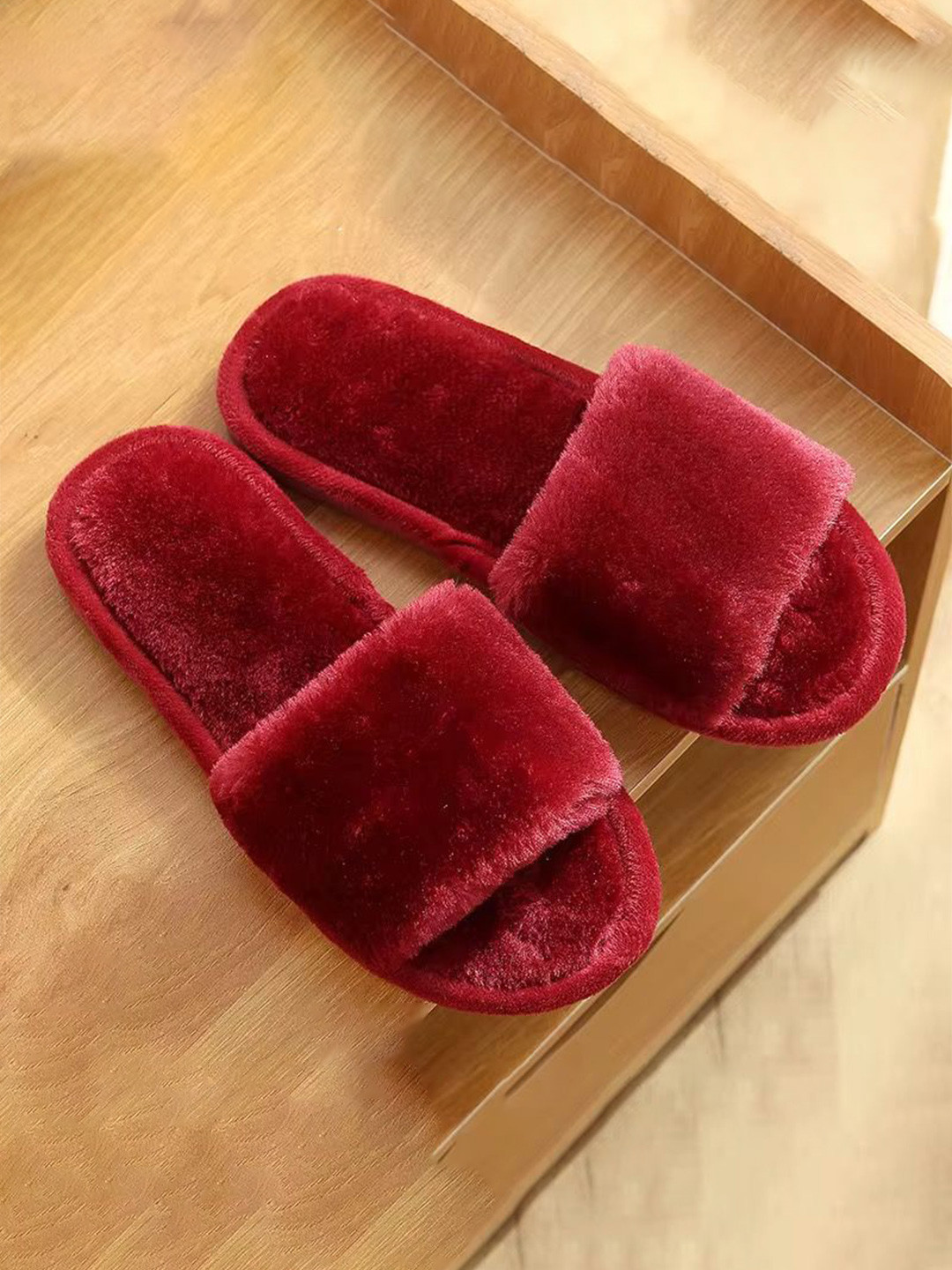 WOLVESDEN Women Solid Fur Sliders