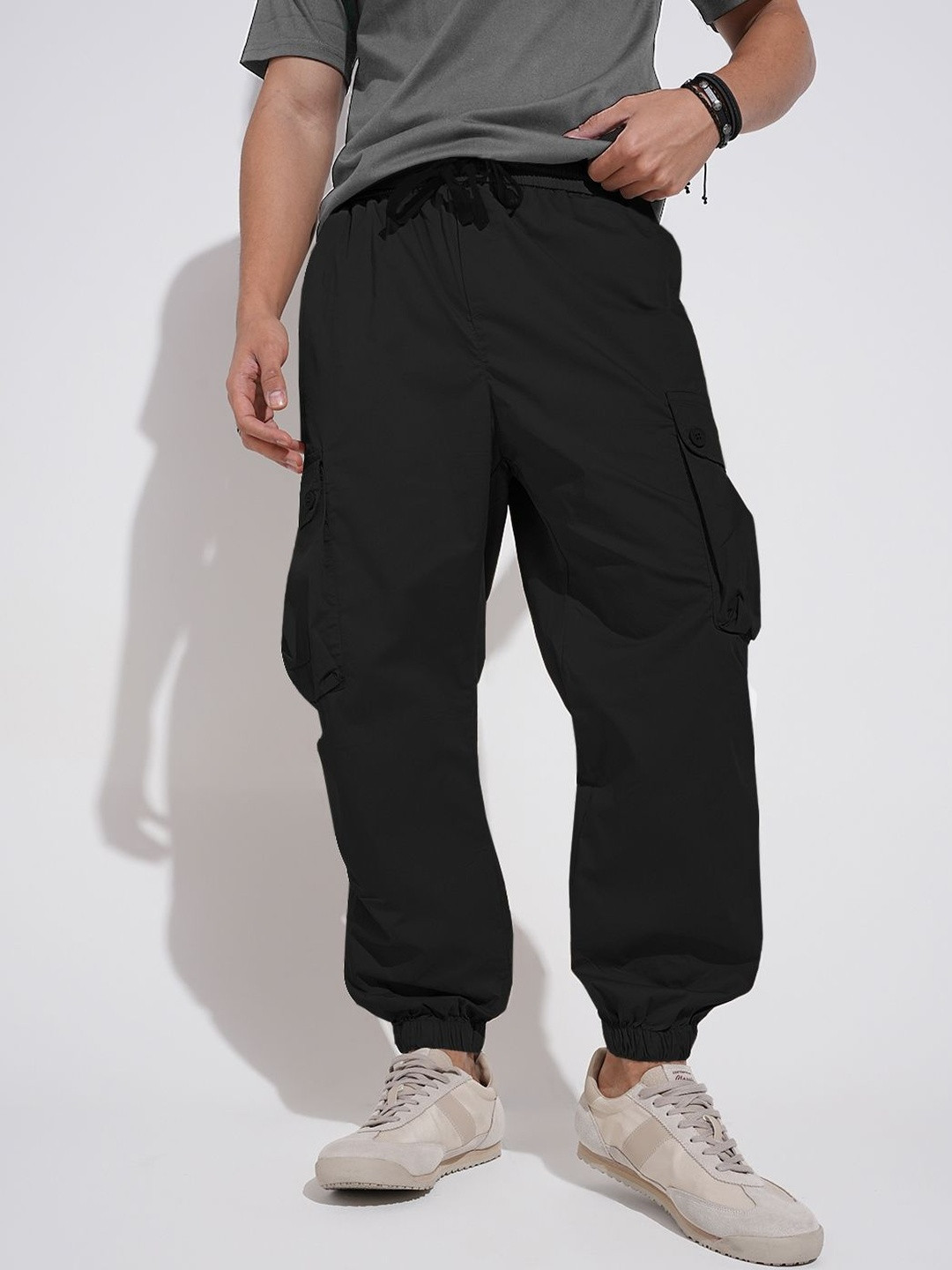 SHOWOFF Men Low-Rise Black Regular Fit Cargos Trousers
