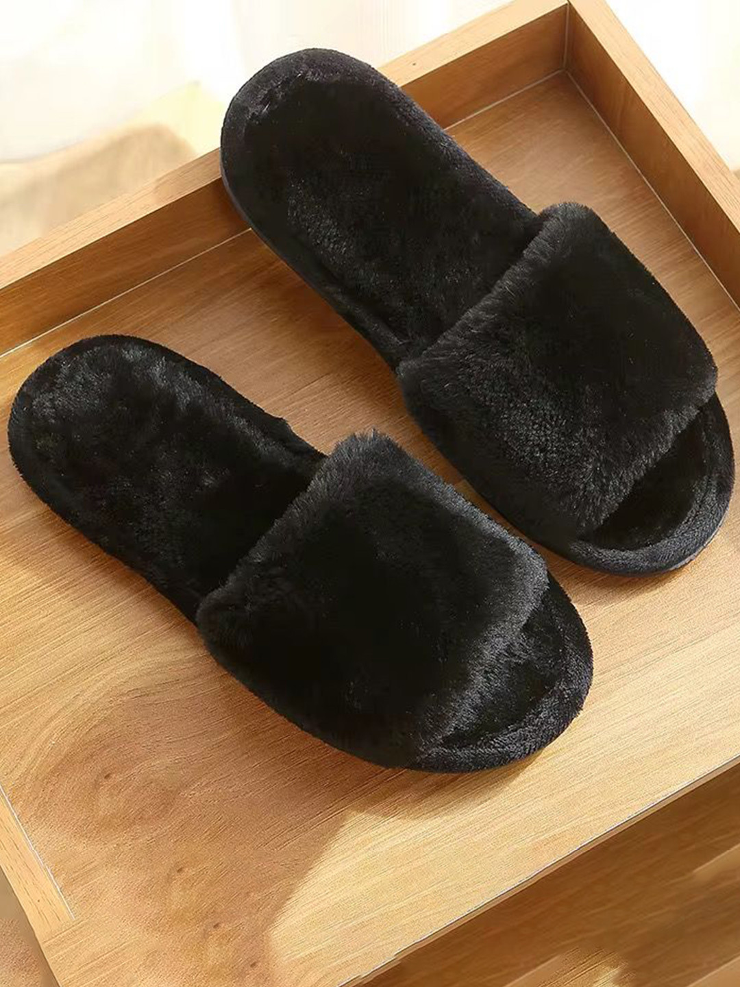 WOLVESDEN Women Solid Fur Sliders