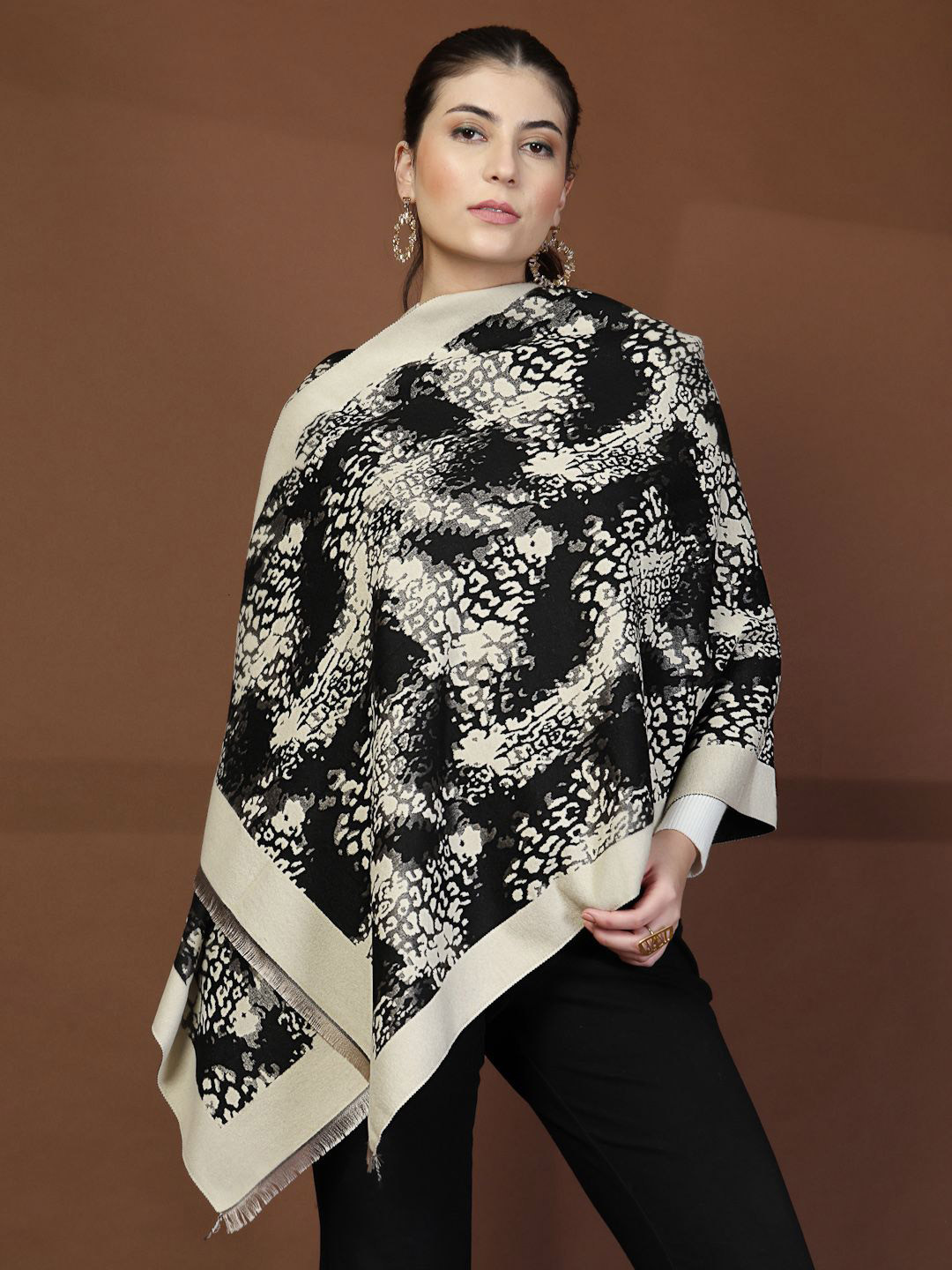 Mafadeny Women Leopard Printed Stole With Fringed Border
