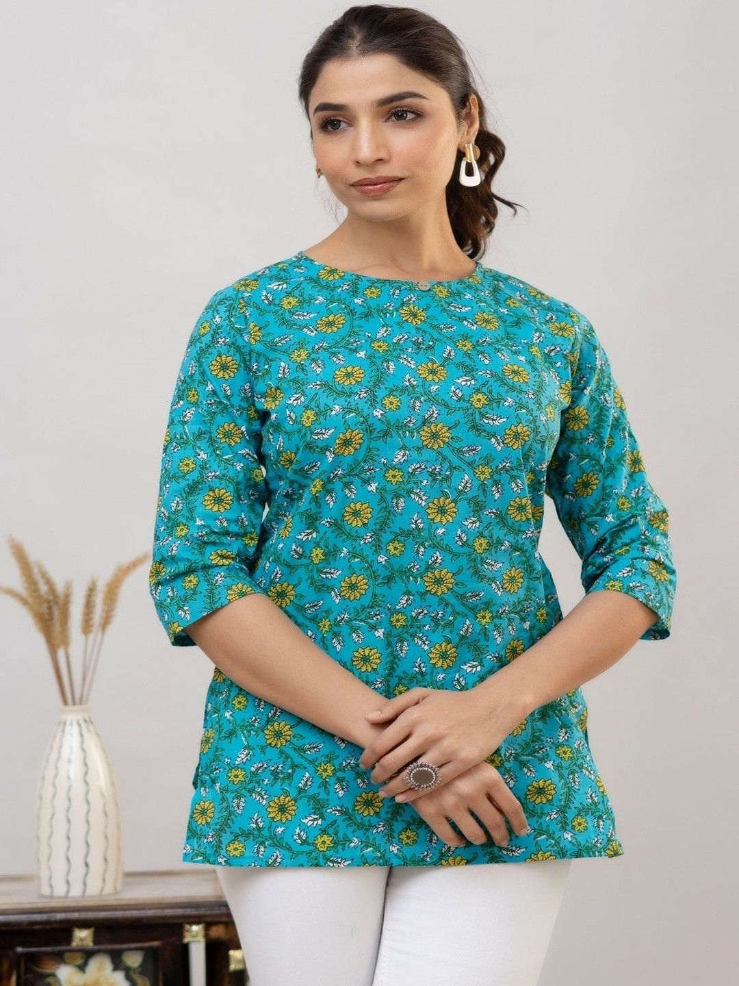 Style Heaven Women Blue & Yellow Floral Printed Round Neck Cotton Short Kurti
