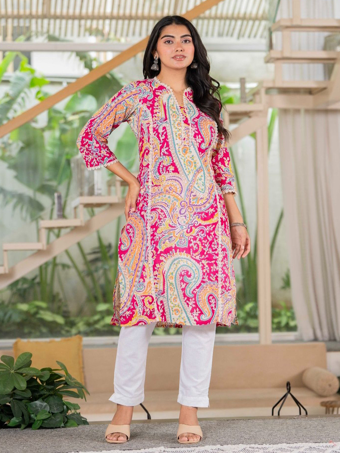 Queens Closet Floral Printed Notch Neck Panelled Straight Cotton Kurta