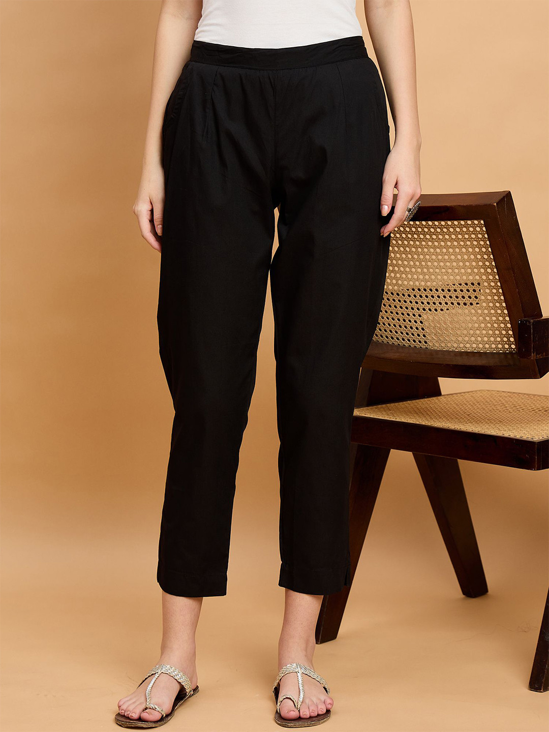 KLOSIA Women Solid Relaxed Fit Slip-On Three-Fourth Length Cigarette Trousers