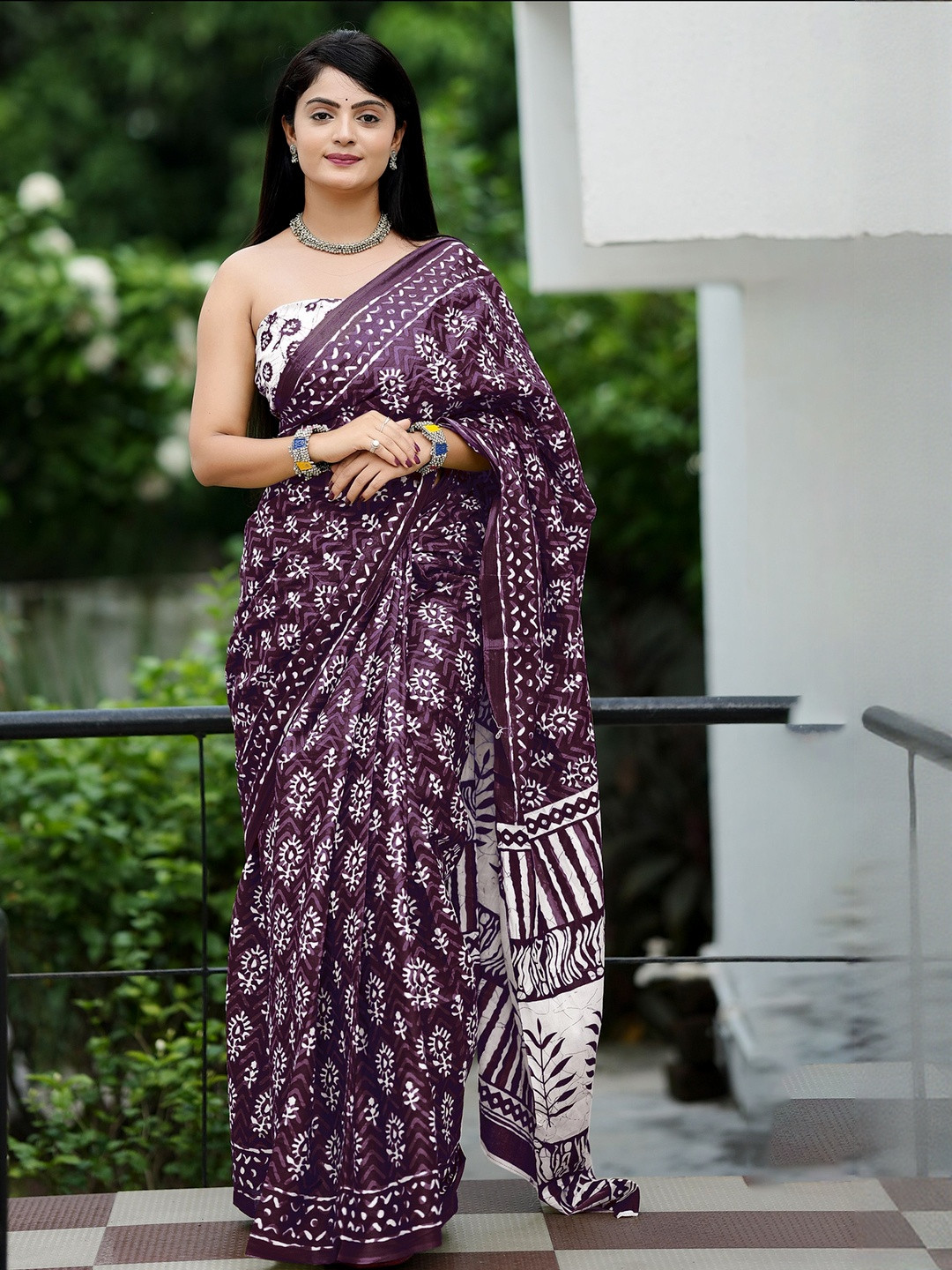 Anouk Women Magenta & White Batik Print Pure Cotton Saree