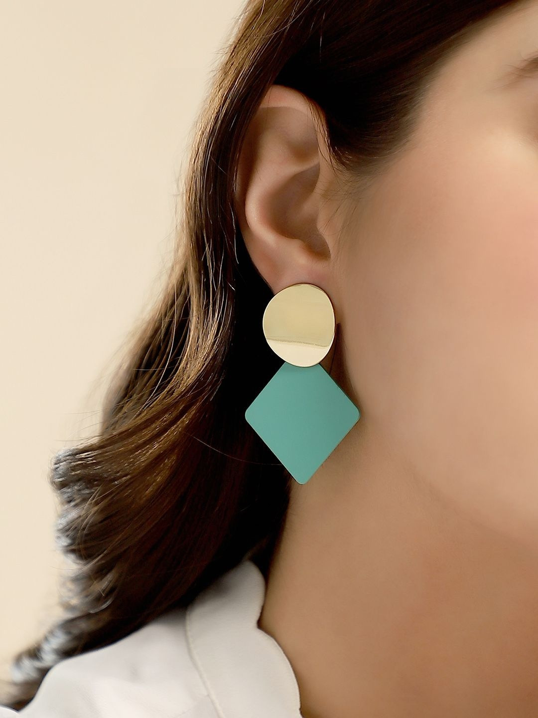 SOHI Women Gold Plated Party Designer Drop Earrings