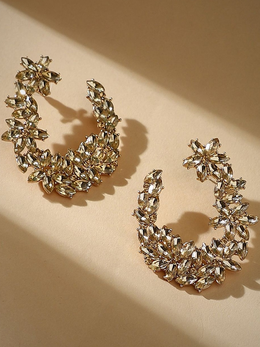 SOHI Women Contemporary Designer Studs Earrings