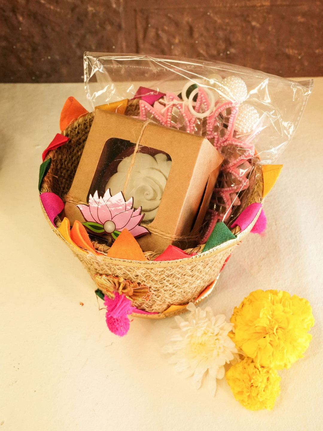 ArteCasa Yellow & Pink 4 Pieces Fragrant Threads Ceramic Home Gift Set