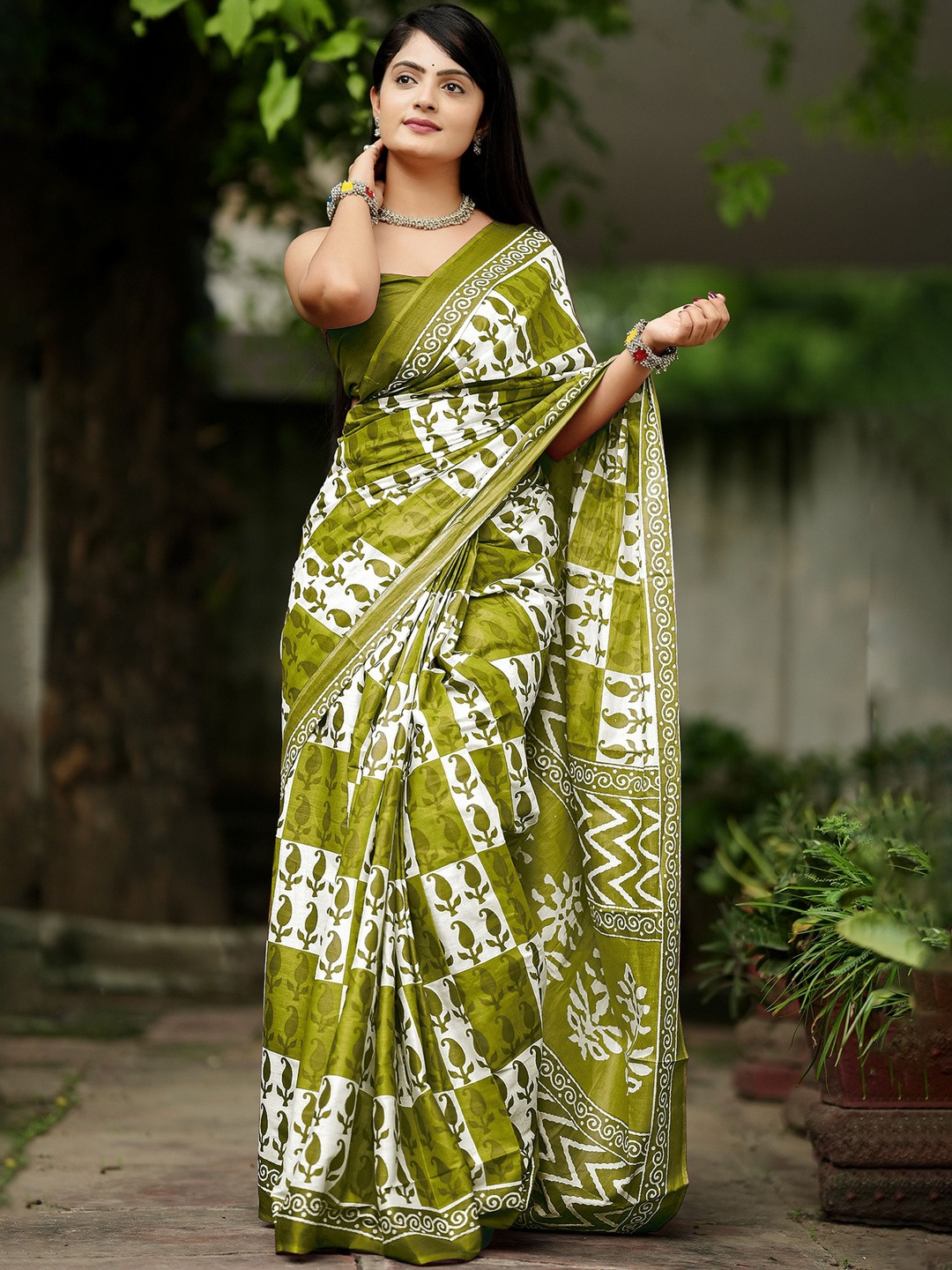 Anouk Green & White Batik Pure Cotton Saree
