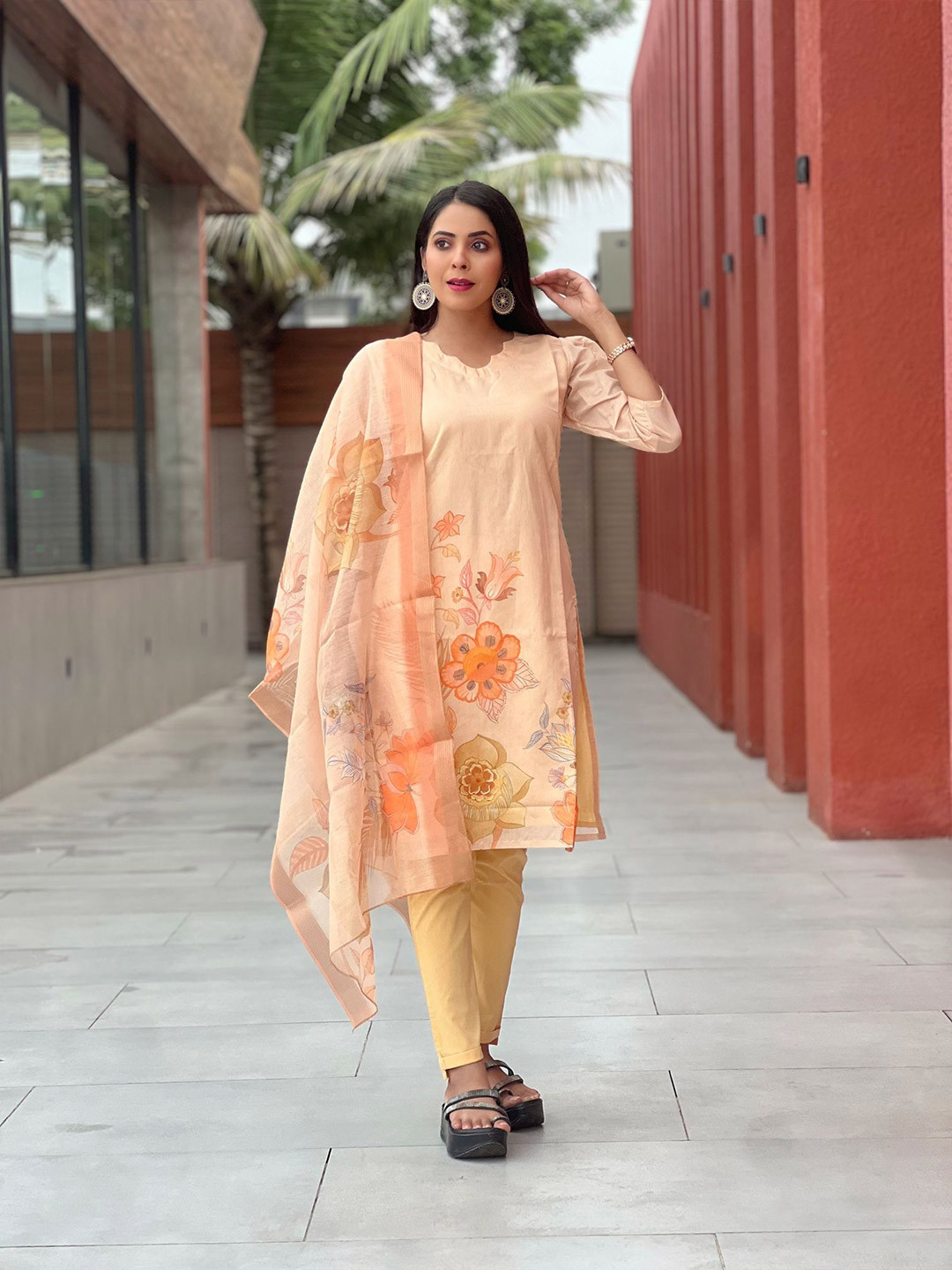 BOSARU Women Floral Printed V-Neck Straight Kurta With Dupatta