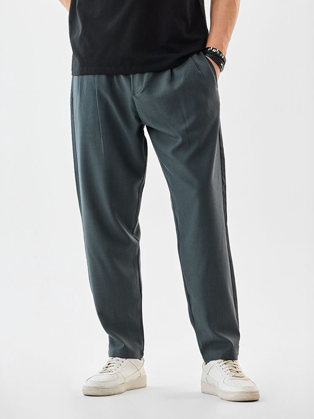 Snitch Men Pleated Dark Grey Mid-Rise Relaxed Fit Trouser