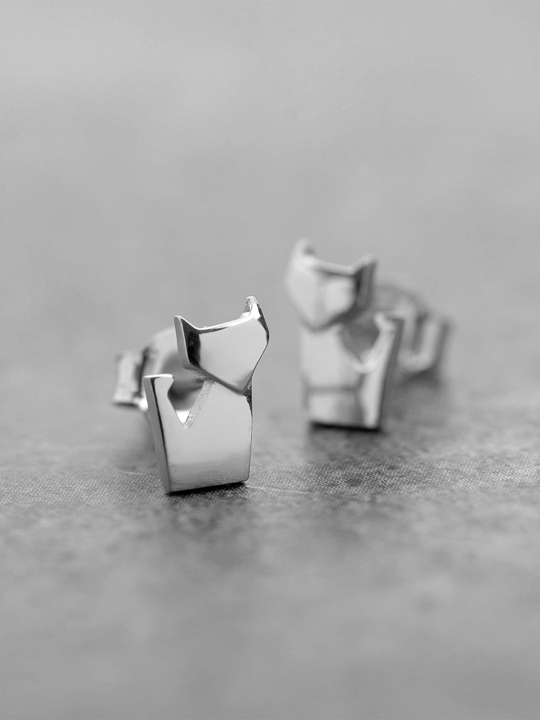 AMONROO 925 Silver Rhodium-Plated Mini Kitten Studs