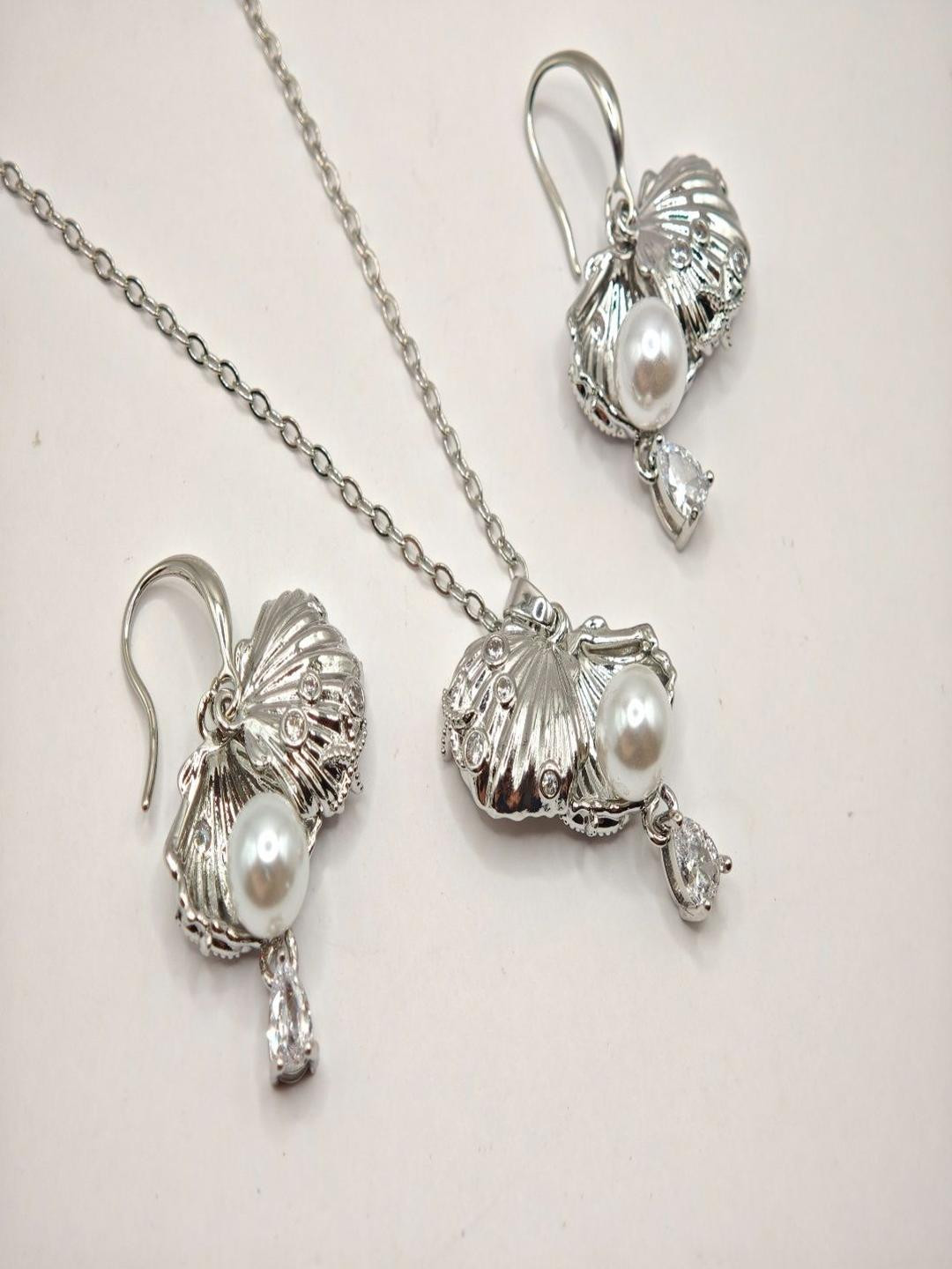 SAPRAA TRENDS Women American Diamond Stone-studded & Pearl Beaded Jewellery Set