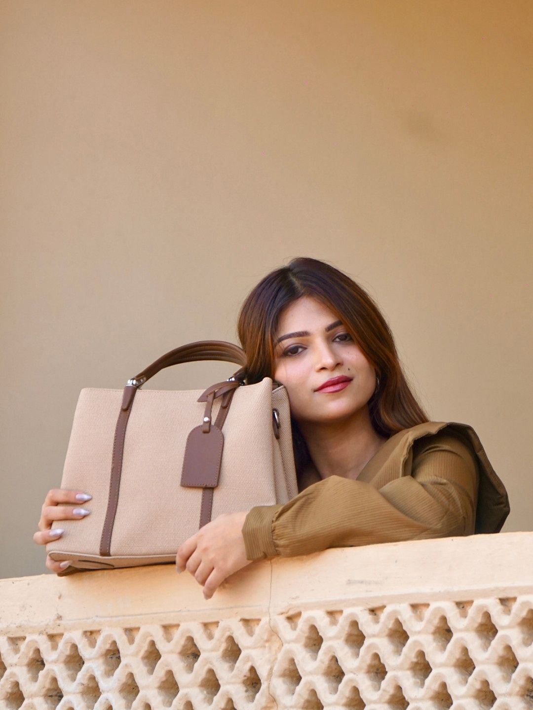 FEATHERS Women Solid Structured Handheld Bag