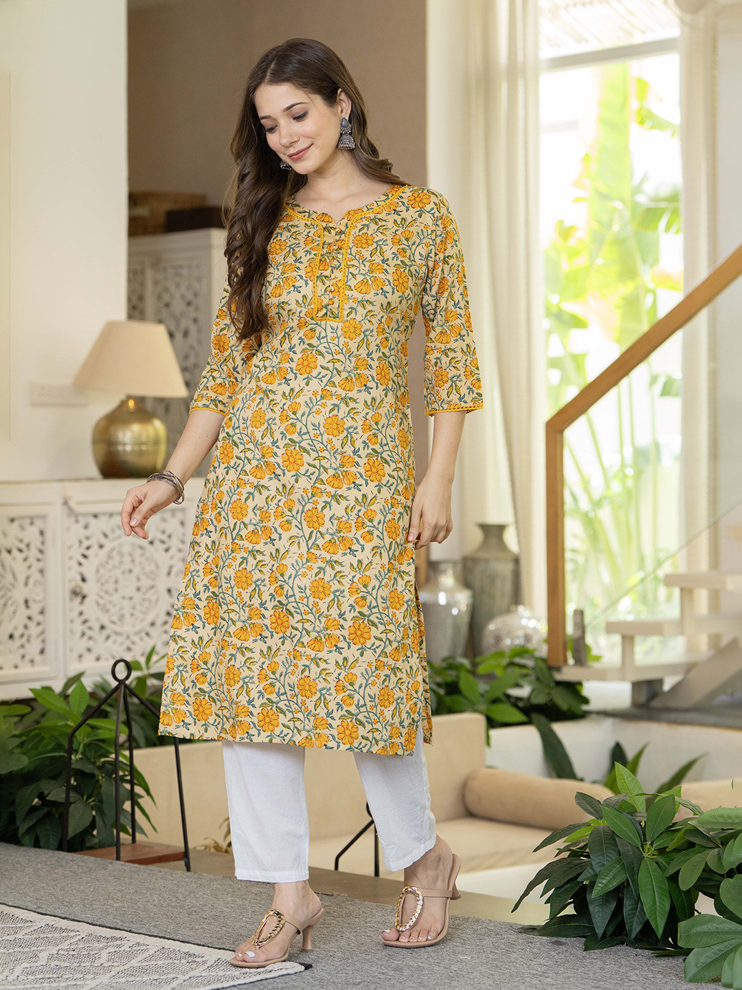 Vastranikhar Women Floral Printed Round Neck Kurta