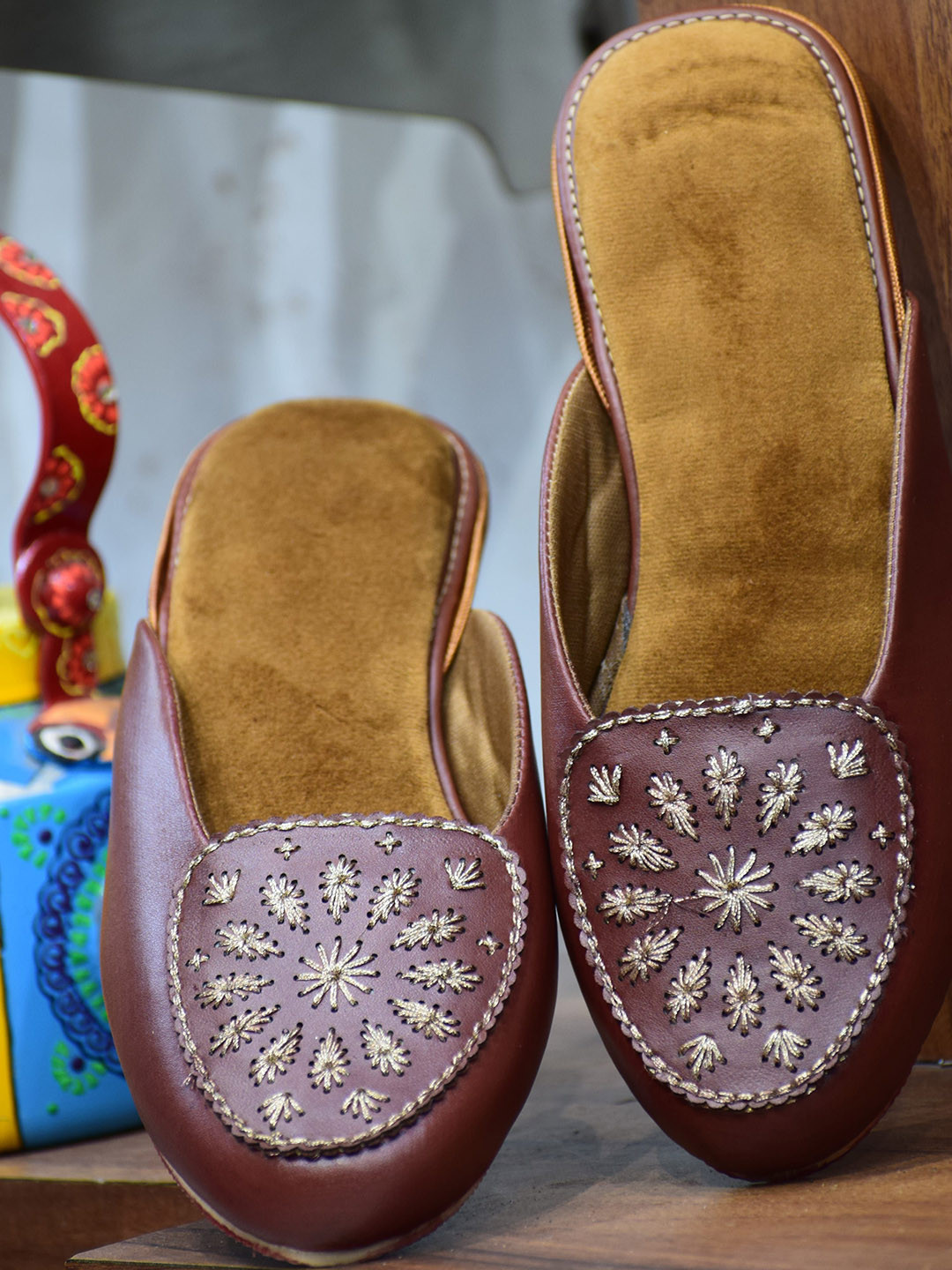 JUTTIESMAKER Women Woven Design Emboridered  Mules Flats