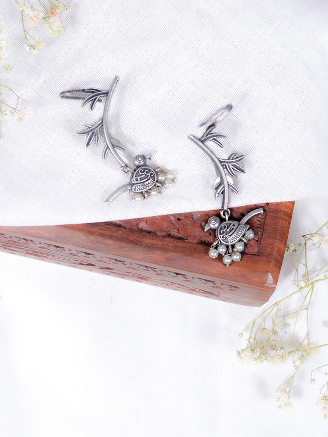 PUTSTYLE Silver-Plated Artificial Beaded Oxidised Birds Shaped Ear Cuffs