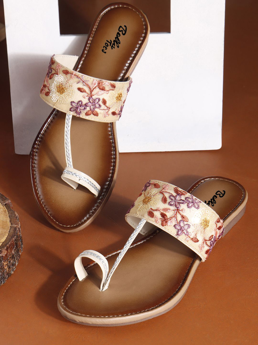 Bella Toes Women Kolhapuri Printed One Toe Flats with Bows