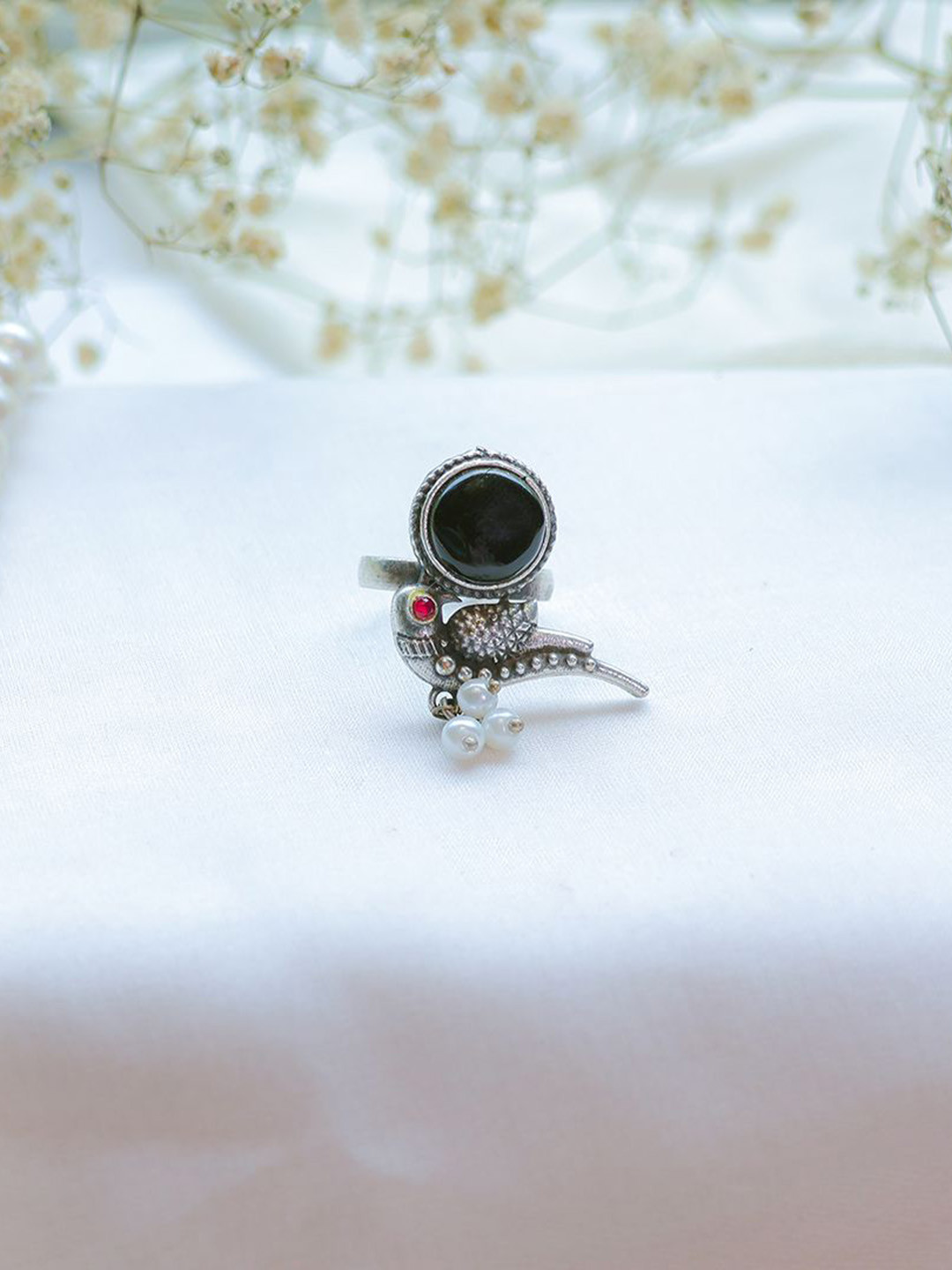 PUTSTYLE Sliver-Plated Oxidized Parrot with Black Stone and Pearl Drops Ring