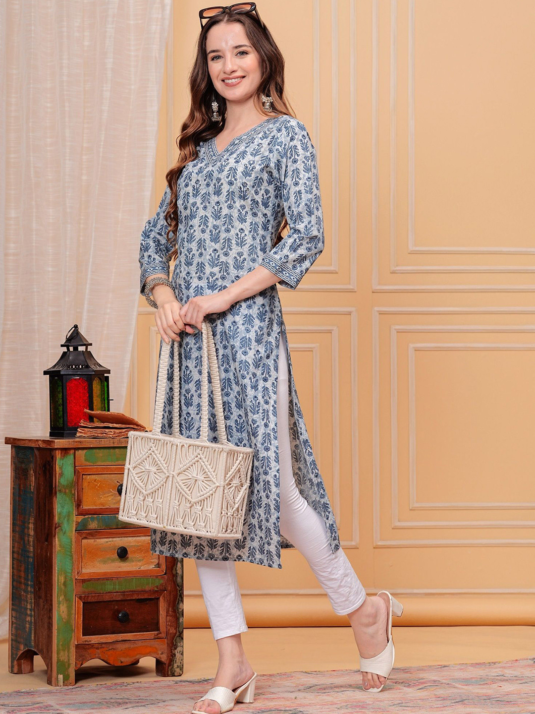 PIROKI Ethnic Motifs Printed V-Neck Sequinned Straight Kurta