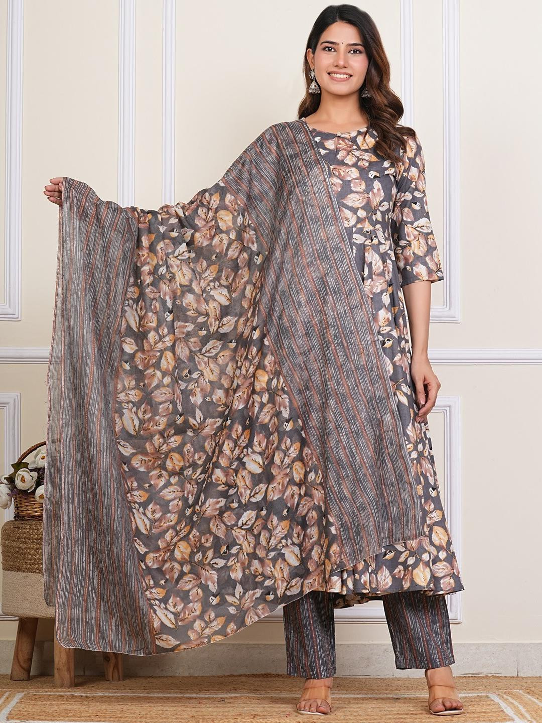 PRIYAGANI GARMENTS Women Grey Pure Cotton Kurta Sets