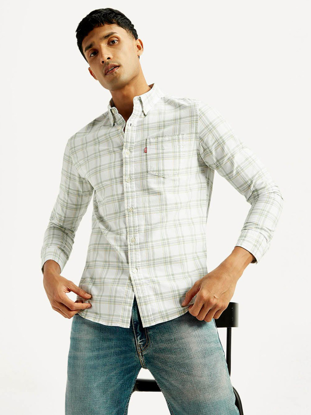 Levis Men Classic Slim Fit Checked Button-Down Collar Cotton Casual Shirt