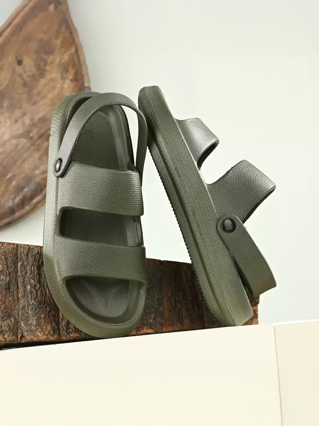 Deflow Men Rubber Textured Comfort Sandals