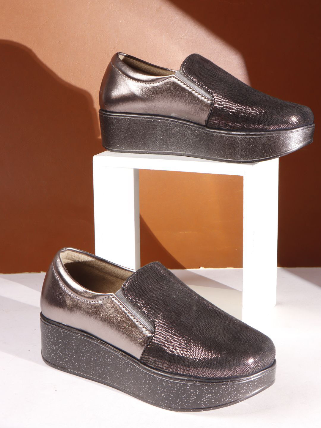 THE WHITE POLE Women Round Toe Elegant Classic Slip-On Loafers