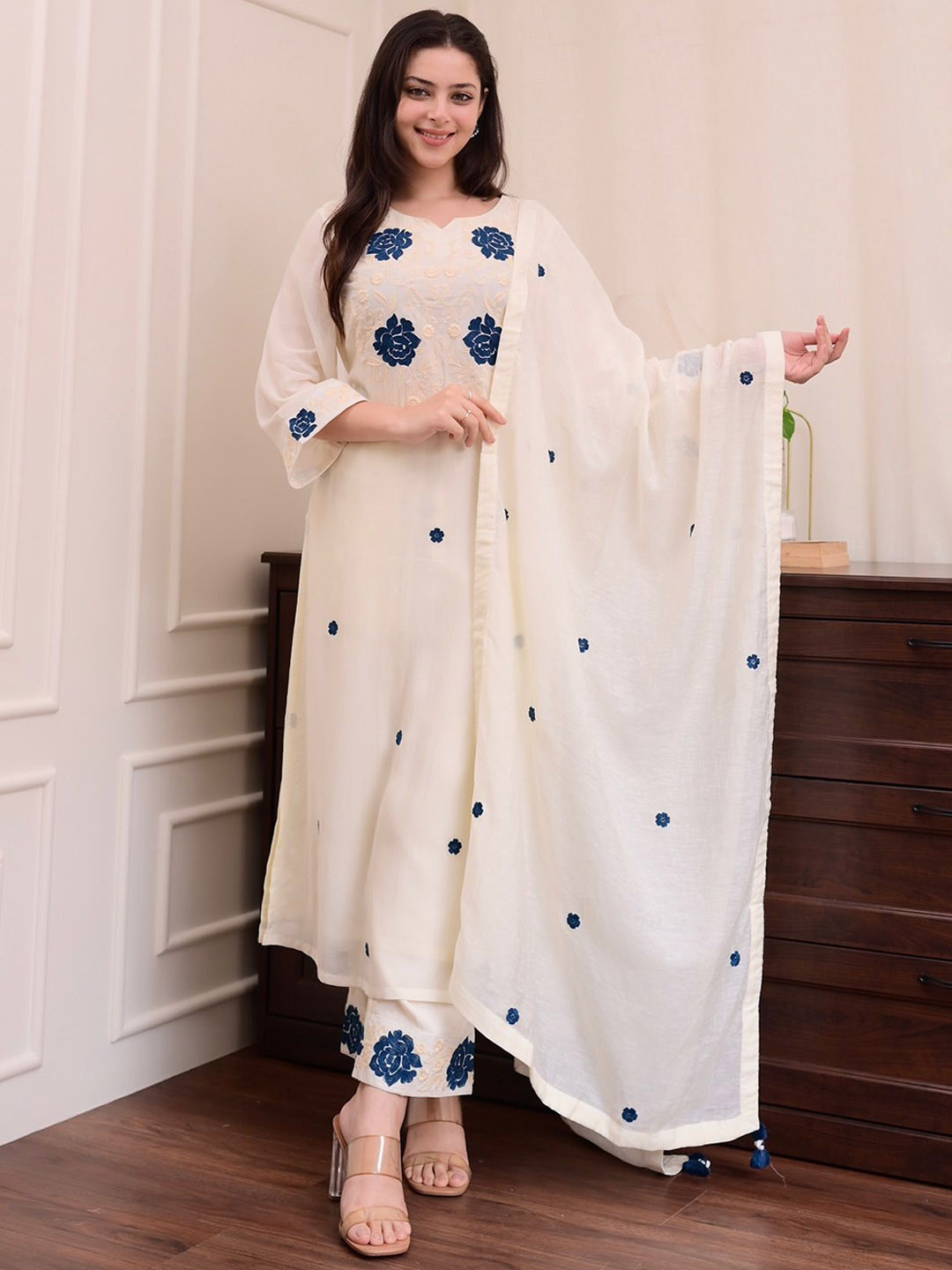 FAST FASHIONS Women Floral Embroidered Regular Kurta with Trousers & Dupatta