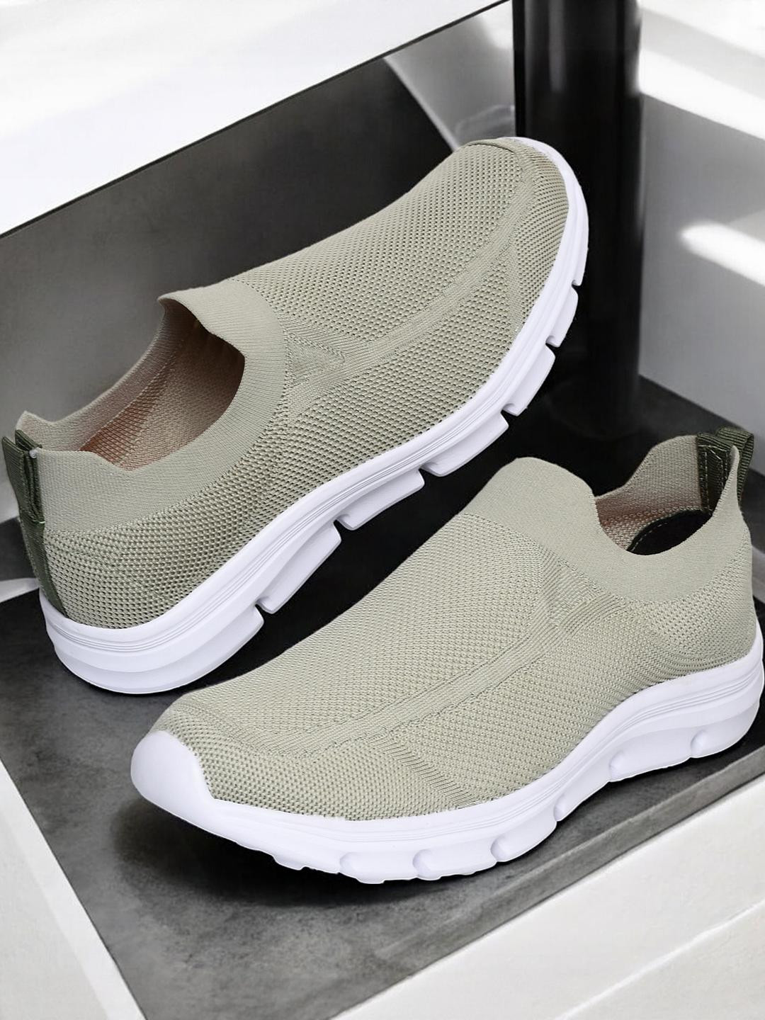 HOTSTYLE Men Non-Marking Slip On Running Shoes