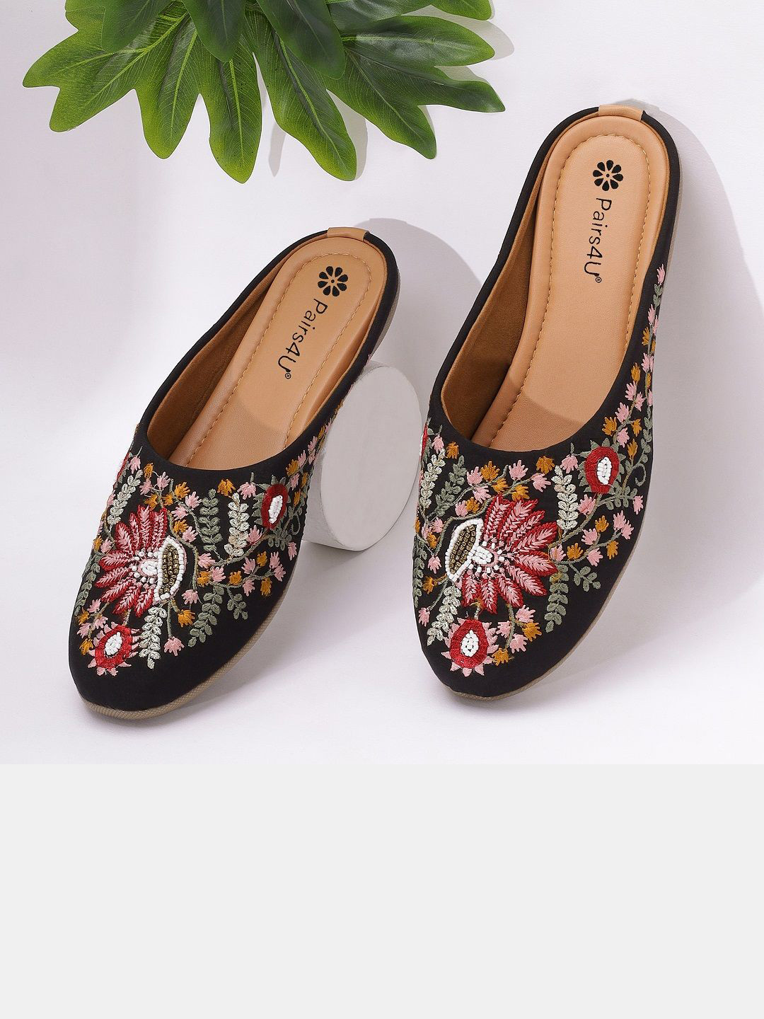 Pairs4U Women Ethnic Embroidered Mojari Jutti